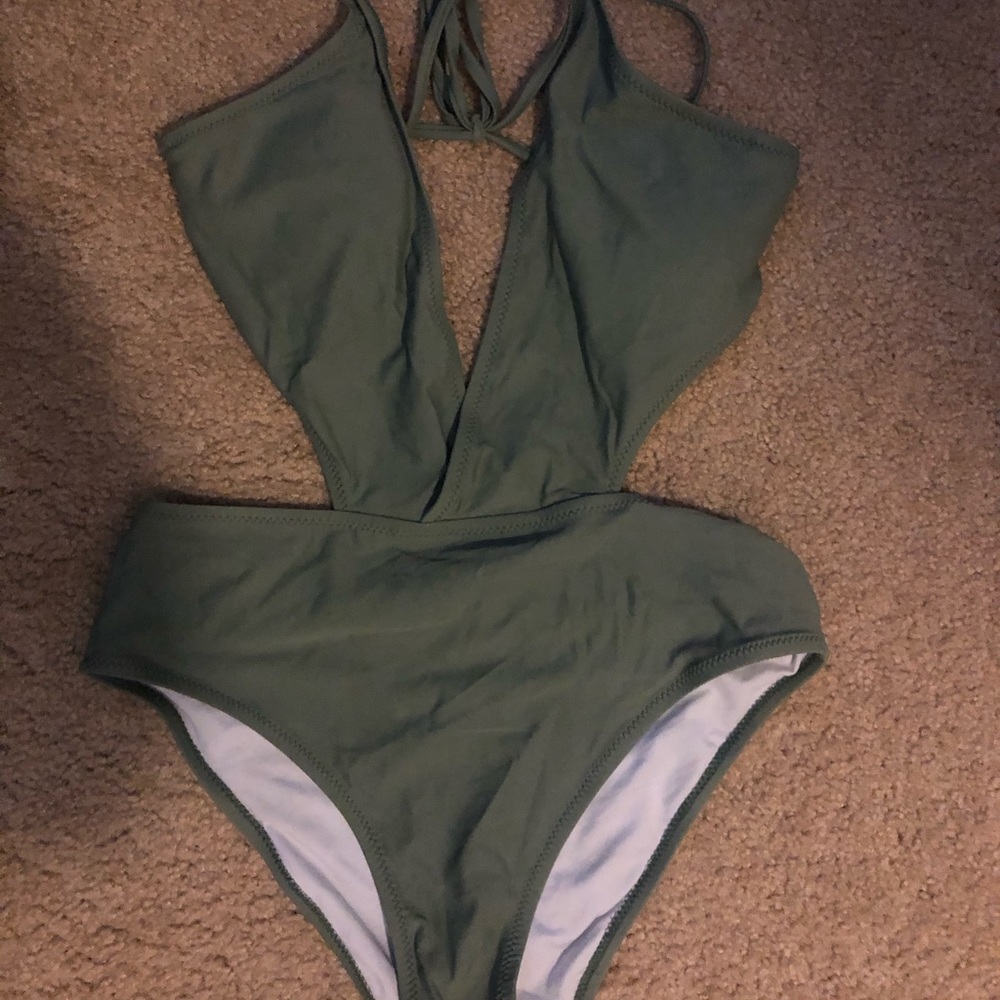 Cupshe CutOut Full Suit size Small